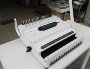 B700CL - Комбинирана стяга за метални, пластмасови и безконечни спирали 